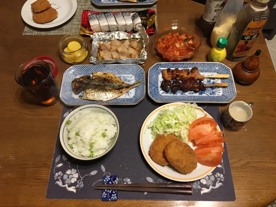 宮野食品さんのしお豆を使った豆ご飯、あじの開きの干物、ももとレバーの鳥串焼き、鮪ソテー、コロッケ、サラダ、キムチ、沢庵、バッテラ、烏龍茶、森永マミーの寒天(夕飯)|enarinさん