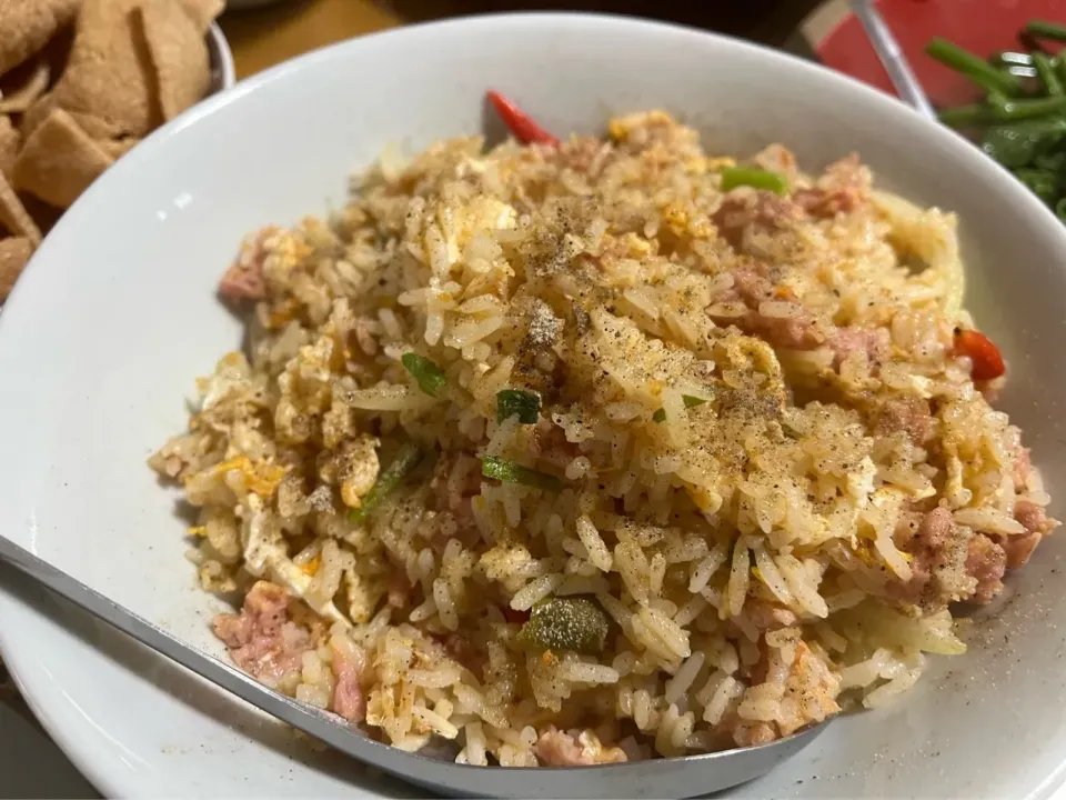 Snapdishの料理写真:タイ料理研究家のワサナさんのおじさんが作った蟹🦀チャーハン　やっぱりおいしい😋|Mikoshiba Kazutoshiさん