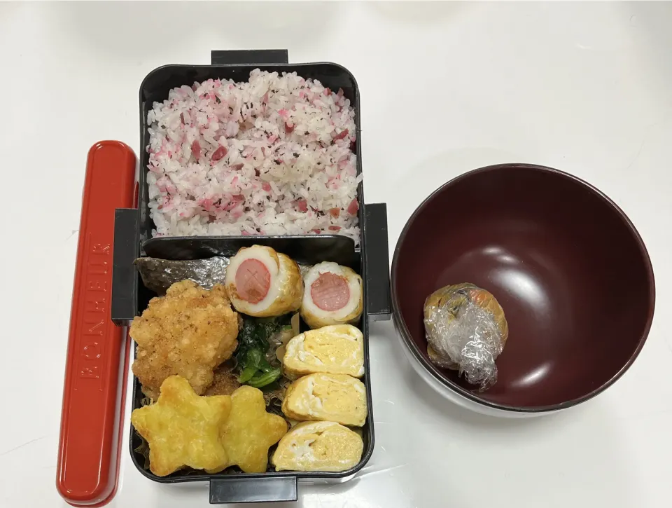 パパ弁☆ちくわソーセージ☆鮭☆塩唐揚げ☆ほうれん草のお浸し☆だし巻き卵☆星型ポテト☆みそ玉☆混ぜご飯（梅しそ）|Saharaさん