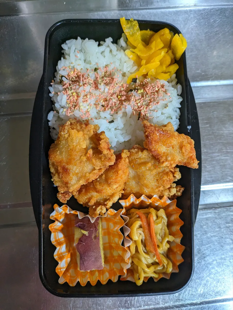 旦那弁当　2024/2/1

からあげ
焼きそば
さつまいもの甘煮|ユキヨメ♪さん