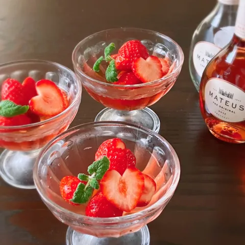 「マテウス ロゼ（750ml、375ml、187ml）」を使ってみたSnapdishの料理・レシピ写真:ワインゼリー(苺🍓)