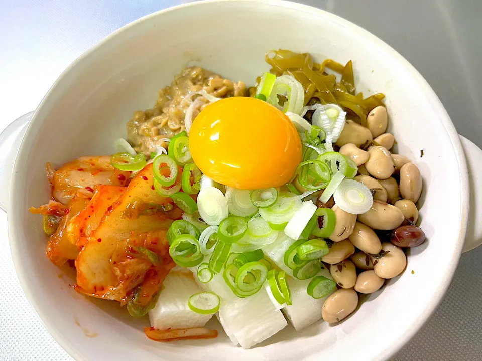 ネバネバ丼飯無し（納豆、長芋、めかぶ、酢大豆、キムチ、軟白ネギ、黄身）|きらさん