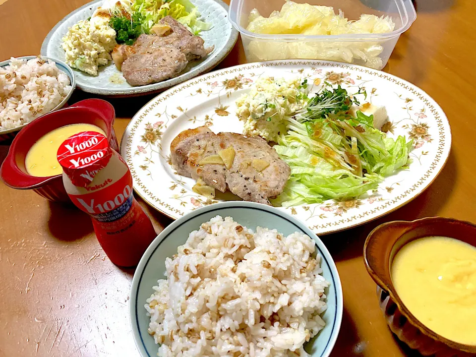 豆乳コーンスープ❤️ポークステーキ❤️ポテサラ❤️雑穀米ご飯❤️Yakult1000❤️パール柑|さくたえさん