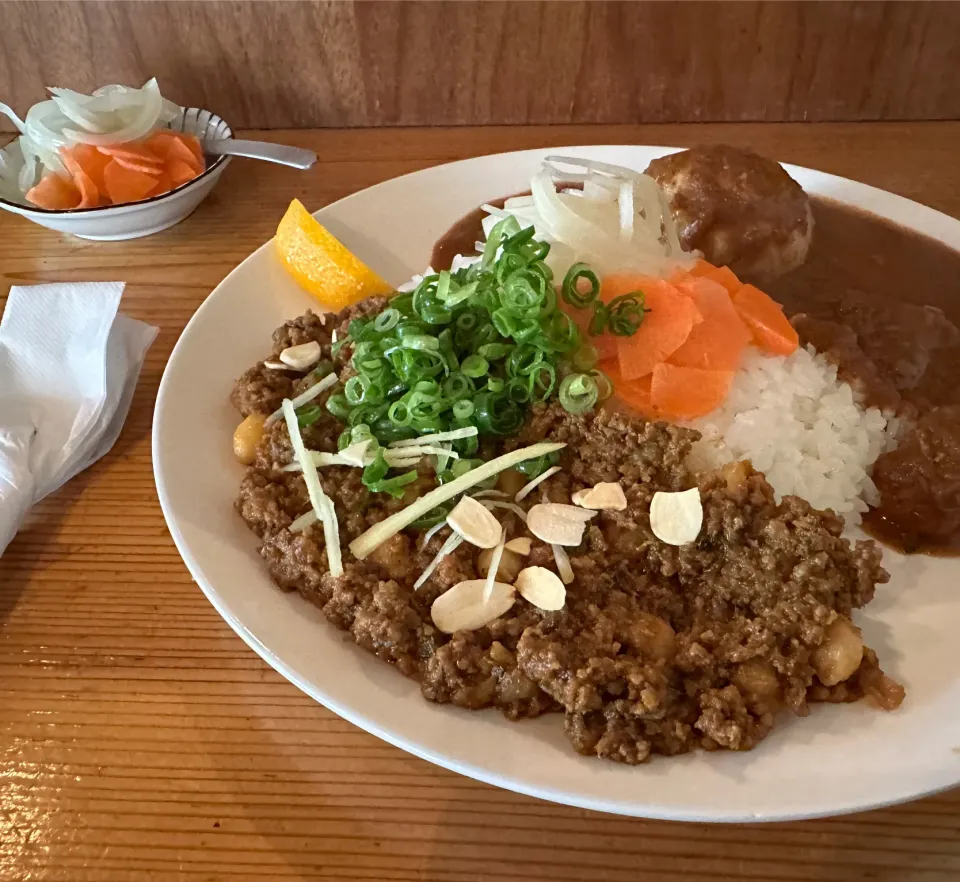 小辛チキンとキーマ2のあいがけ🍗🍛🫘味玉トッピング🥚ピクルスマシマシ🥒|buhizouさん