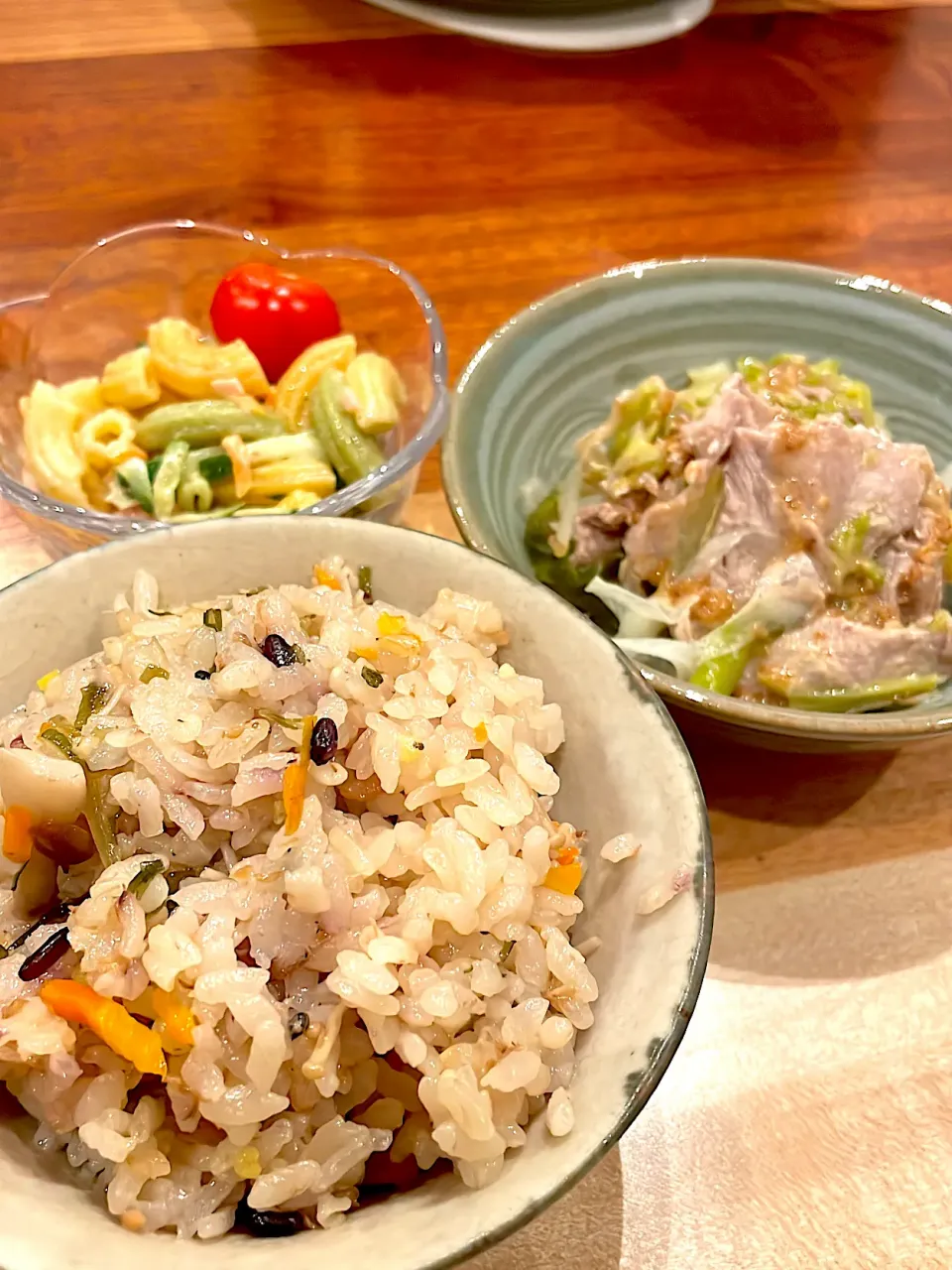 Snapdishの料理写真:炊き込みご飯　蒸し野菜と豚肉　マカロニサラダ|とゆあさん