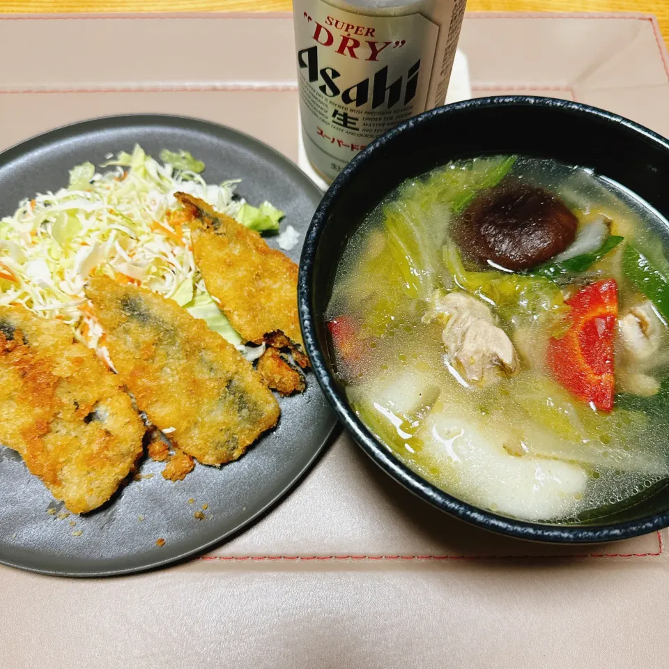 ｢つきたてのお餅を食べたい！｣って言ったら
｢つきたてじゃないけど、昨日ついたのならあるよ。持ってく？｣って🥰

お雑煮作りました♡
あと、いわしのフライ|naoさん