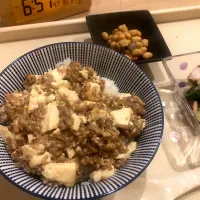 簡単麻婆丼❁煮豆❁キュウリとタコのマリネ|なんぷぅさん