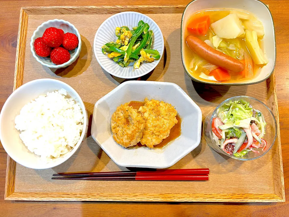 今日の夜ご飯(えのきバーグ、カニカマサラダ、ピーマンたまご、ポトフ、いちご)|cocomikaさん