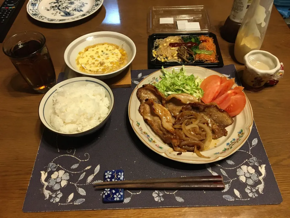 Snapdishの料理写真:ご飯、豚肉の生姜焼き、トマト、千切りキャベツ、スイートコーン、ナムル盛り合わせ、烏龍茶、森永マミーの寒天(夕飯)|enarinさん