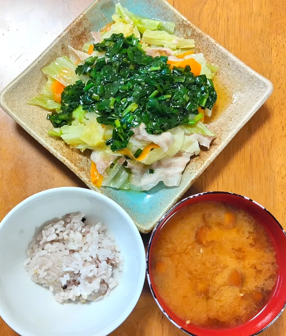 2023 1211　豚肉とキャベツのフライパン蒸しニラダレがけ　なめことわかめのお味噌汁|いもこ。さん