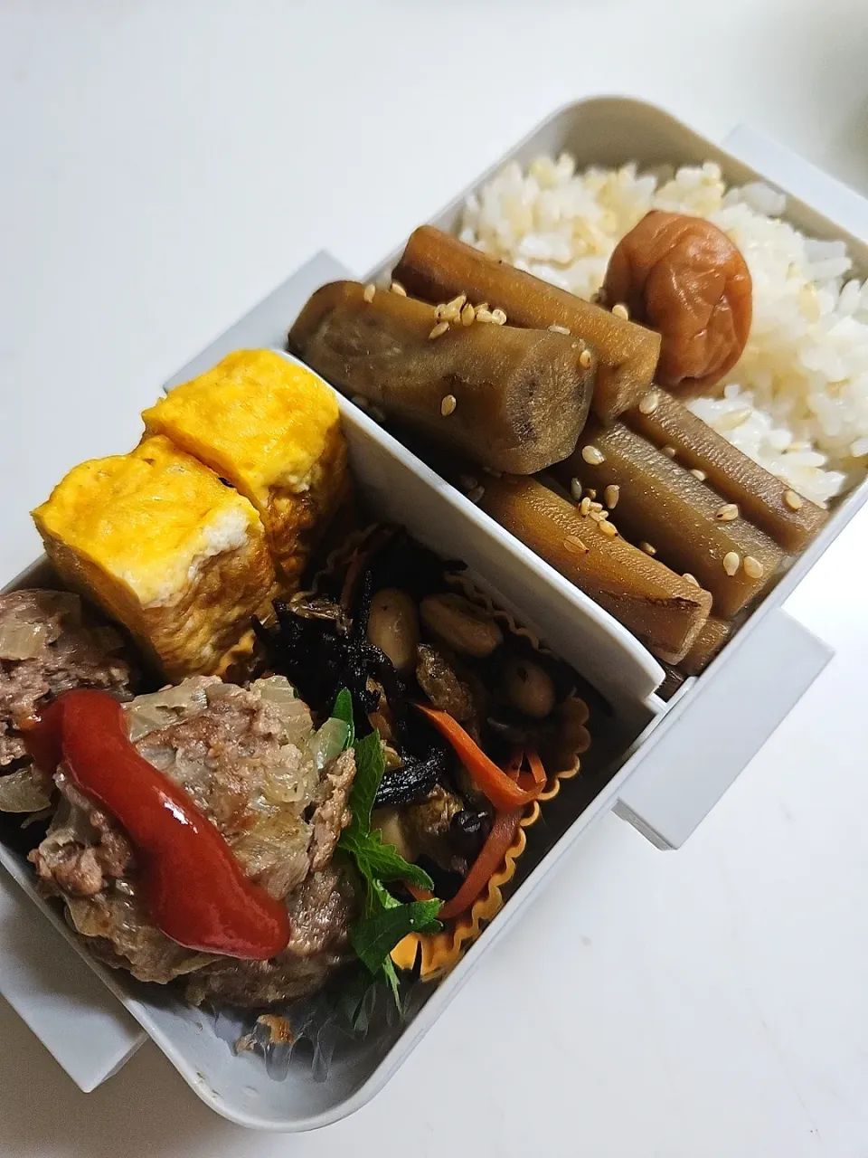 ☆中学生弁当☆玄米入りごはん、梅、シラス卵焼き、ひじき煮物、肉団子、牛蒡煮|ｼｮｺﾗさん