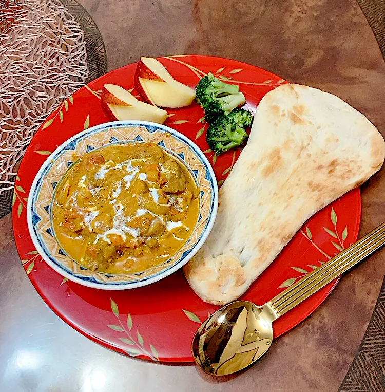 バターチキンカレーとナン|ショコラさん