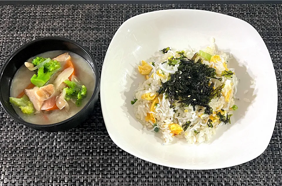 Snapdishの料理写真:【本日の長女の昼食】しらすたっぷりチャーハン|まひるさん