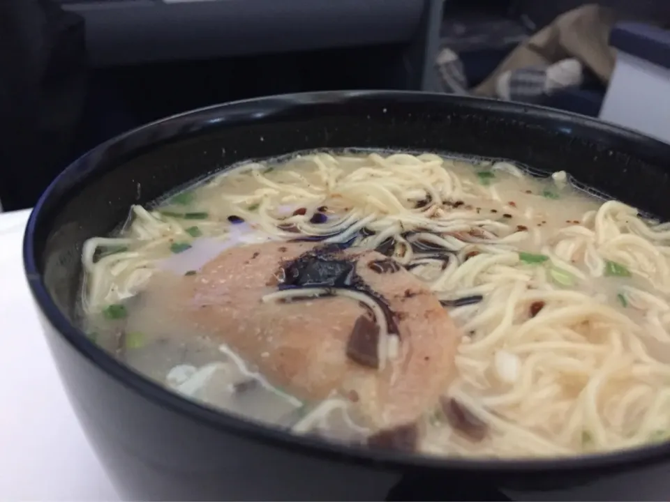 全日空のビジネスクラスの食間食で食べられる一風堂とのコラボラーメン　そらとん　一風堂は食べた事ないけど　豚骨ラーメンで結構美味しい😋|Mikoshiba Kazutoshiさん