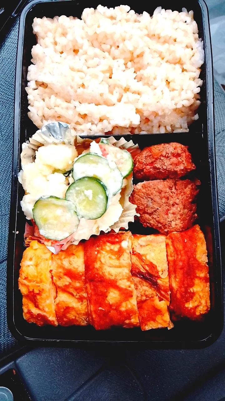 Snapdishの料理写真:手作り弁当
卵焼き
ポテサラ
一口豆腐ハンバーグ|俊一さん