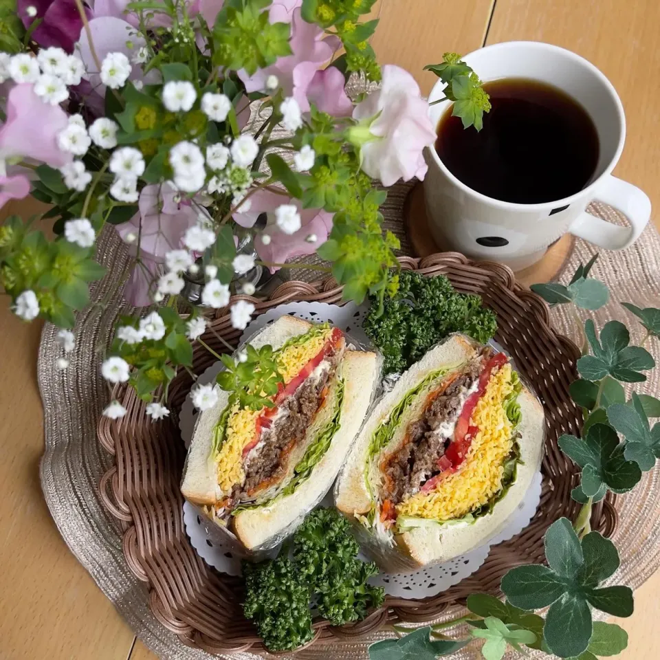 Snapdishの料理写真:2/2❤︎和牛焼肉たまごサンド🌱
お弁当の残り物で…✨ん

＊ GREEN THUMB角食パン
＊ 黒毛和牛焼肉
＊ 錦糸玉子
＊ フリルレタス ＊キャベツ ＊トマト ＊キャロットラペ|Makinsさん