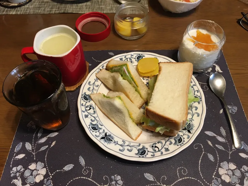 Snapdishの料理写真:ホットサンドイッチ、沢庵、コーンポタージュ、烏龍茶、オレンジスプレッド入りヨーグルト(昼飯)|enarinさん