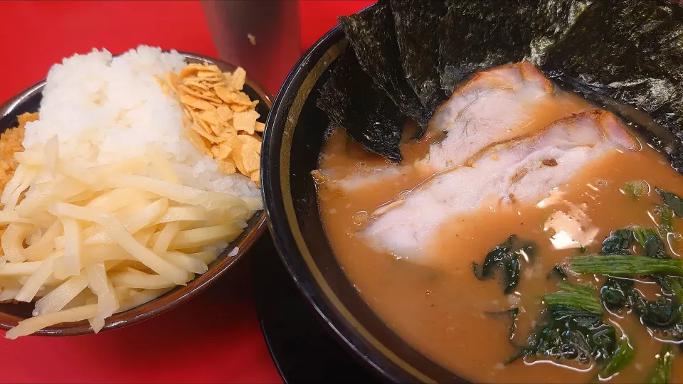 【食べログ TOP 5000】
IEKEI _ TOKYO 王道家直系
ラーメン (850円、麺柔らかめ/
味薄め/油少なめ)
－麺少なめ
＋海苔 (5枚、麺少なめサービス)
＋ライス大盛 (大盛まで120円)
@末広町2分
(JR秋葉原駅から徒歩8分)
24029 (30,560)|大脇さん