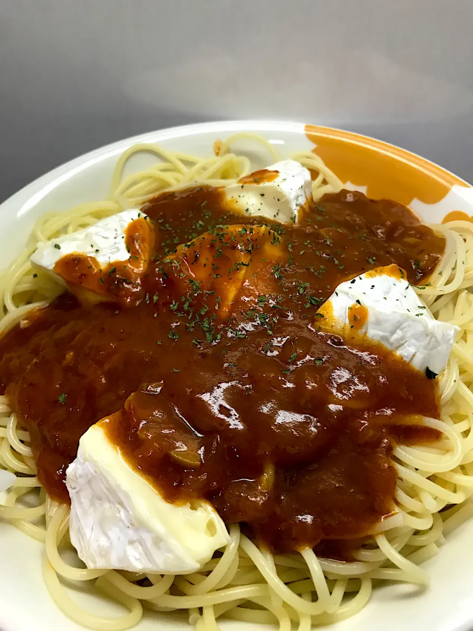 贅沢に丸々カマンベールチーズ＆デミソースパスタ|ゆきぽよ婆さん