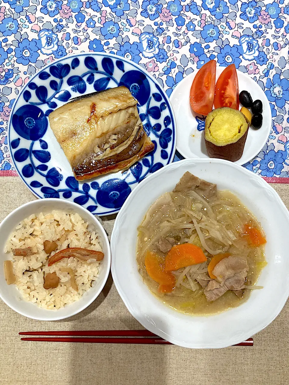 ザバ塩焼きと豚汁とカニ炊き込みご飯と焼き芋|おしゃべり献立さん