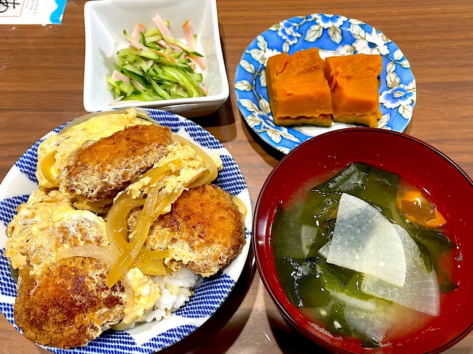 チキンカツ丼　大根とわかめの味噌汁　かぼちゃの煮物　きゅうりとハムの塩レモン和え|おさむん17さん