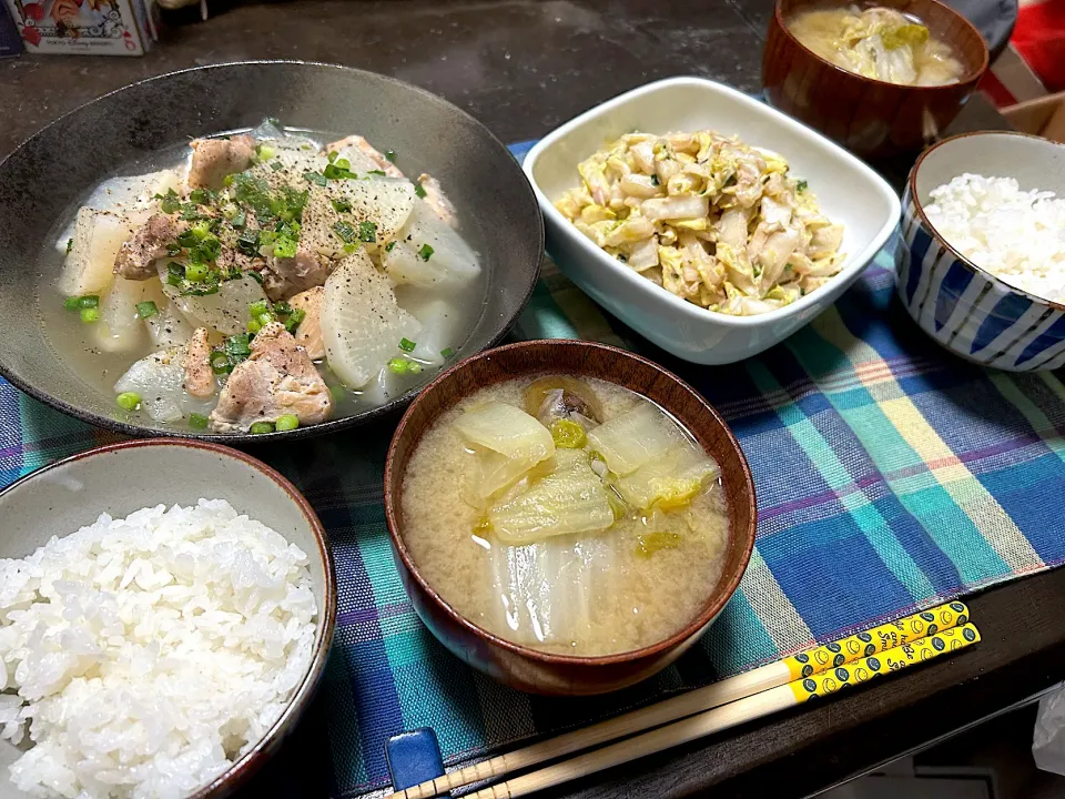 晩ごはん★鶏大根の旨塩煮込み、白菜サラダ、みそ汁、ごはん|ハルさん