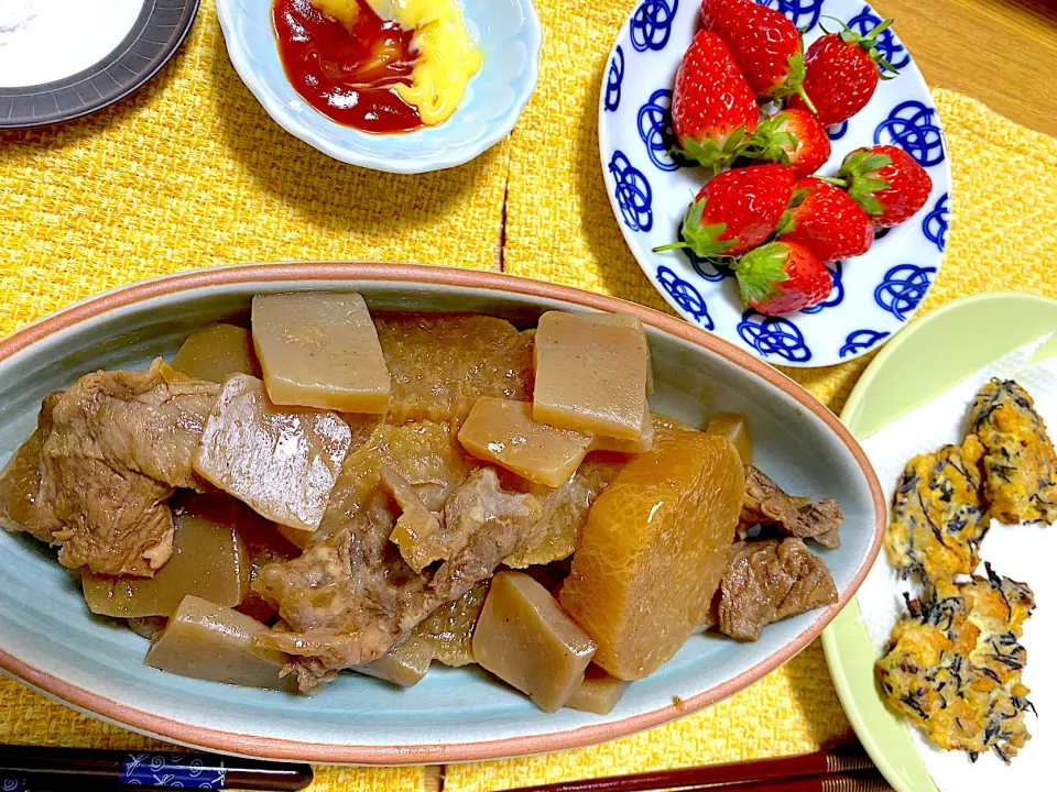 牛すじ大根🐮、ひじき入りチキンナゲット🐓、いちご🍓|1614さん