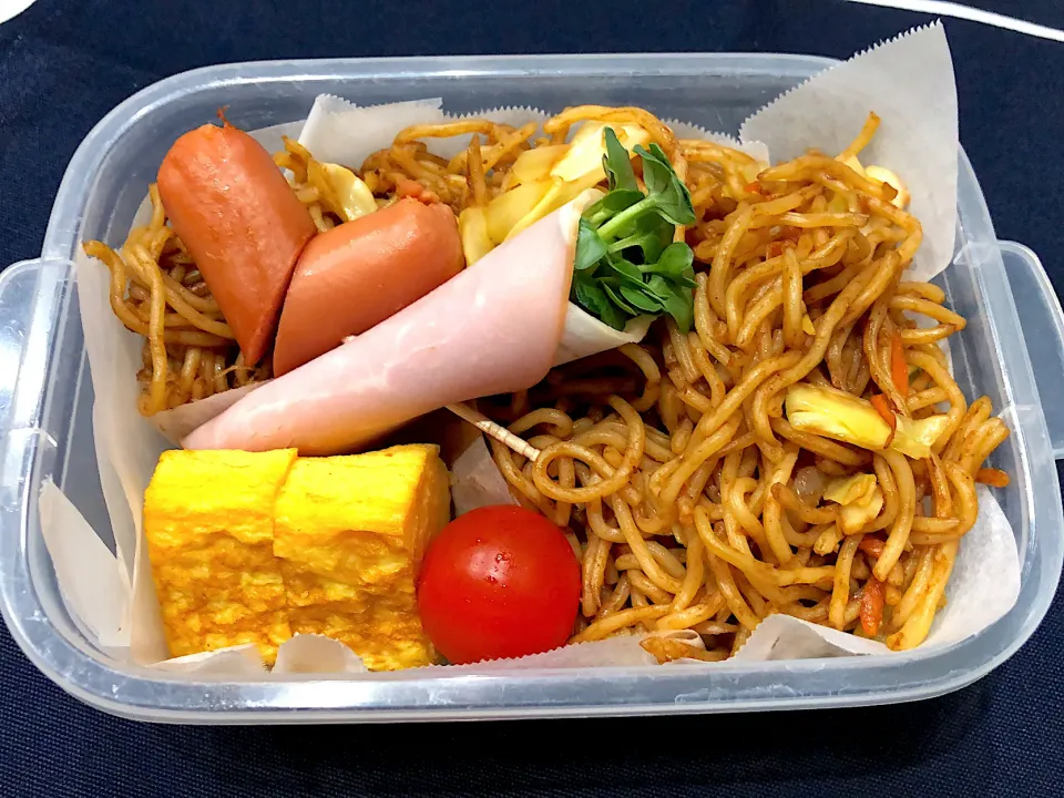 焼きそば弁当、たまご焼き、ウインナー、かいわれハム、ミニトマト|きらきらさん