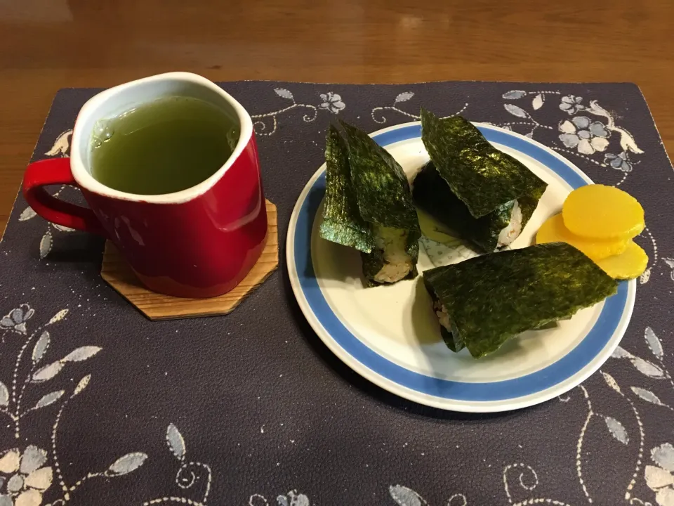 おにぎり、沢庵、熱い日本茶(朝ご飯)|enarinさん