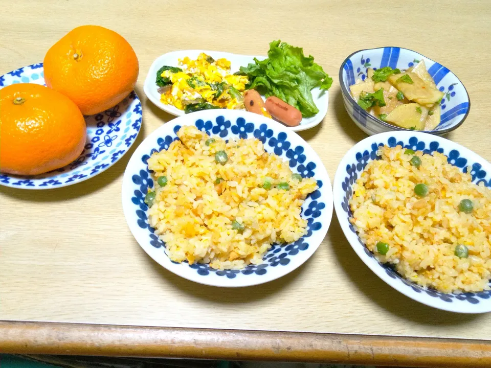 Snapdishの料理写真:お昼。チャーハンとおかず。|りささん