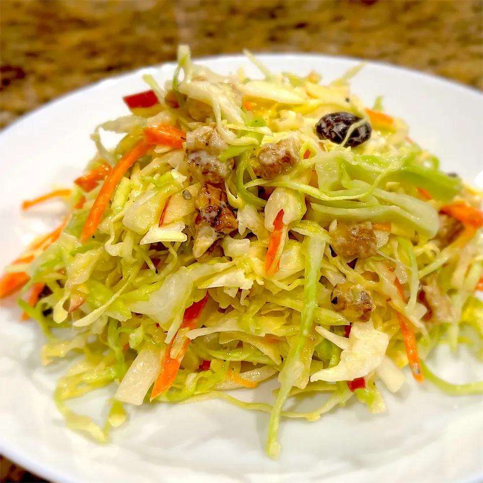 Coleslaw with carrots, apples, raisins and walnuts|Laki Maikaʻiさん