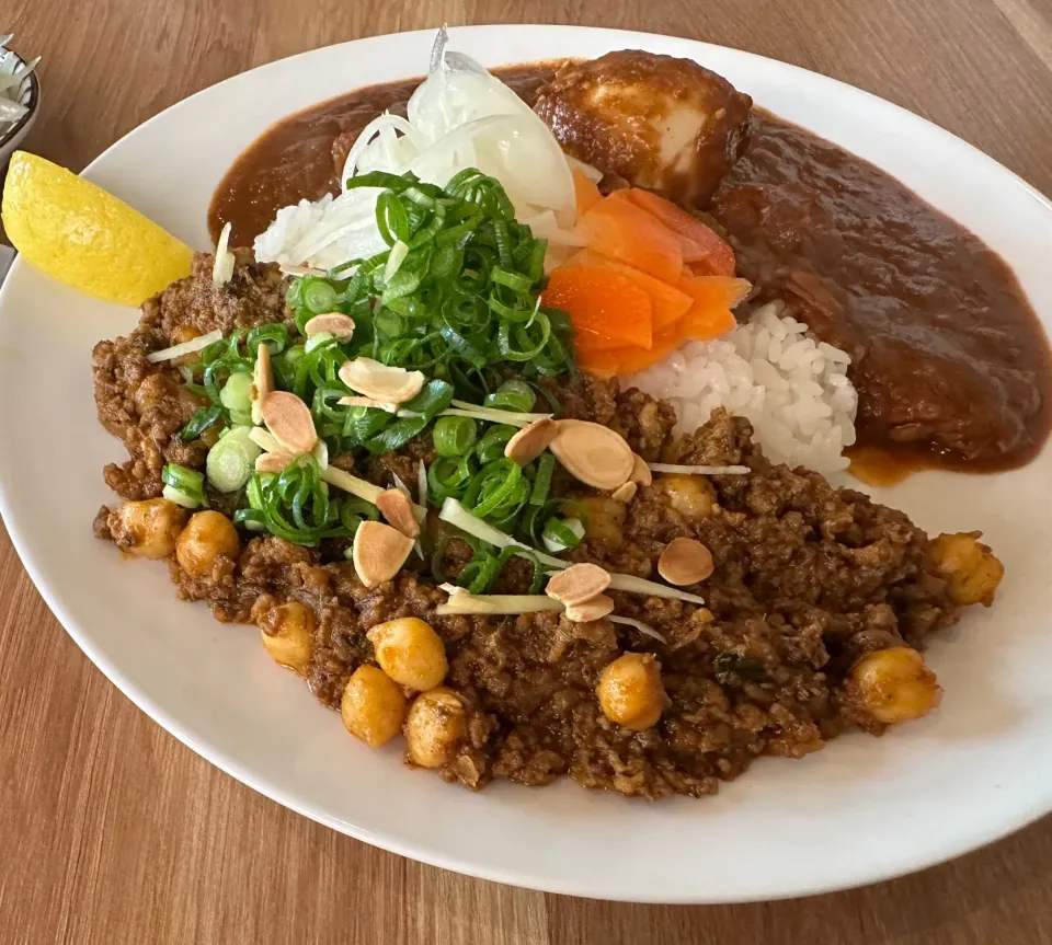 小辛チキンとキーマ2のあいがけ🍗🍛🫘味玉トッピング🥚ピクルスマシマシ🥒|buhizouさん