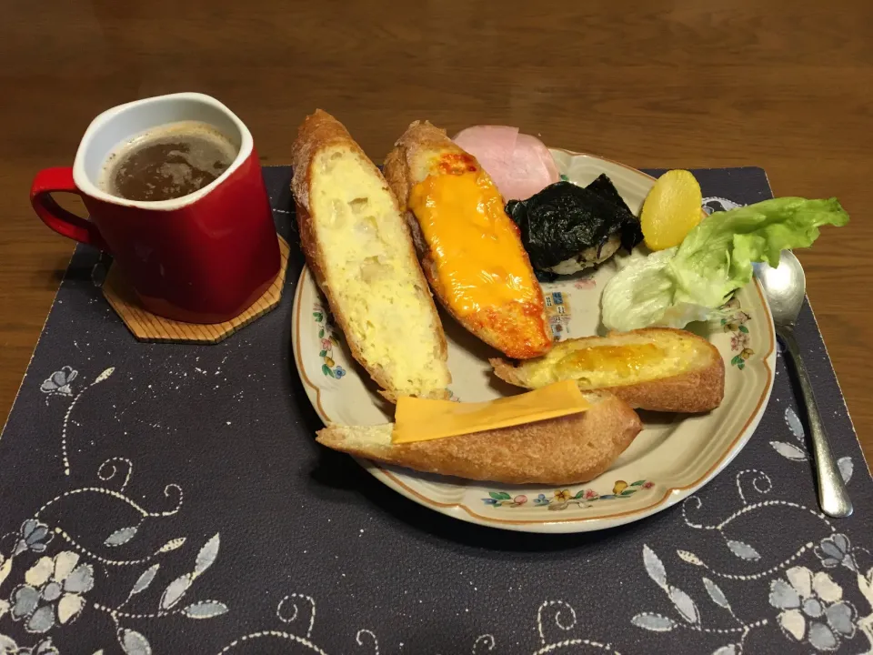 各種バゲットトーストと焼かないバゲットサンド、おにぎり、沢庵、ホットコーヒー(昼飯)|enarinさん