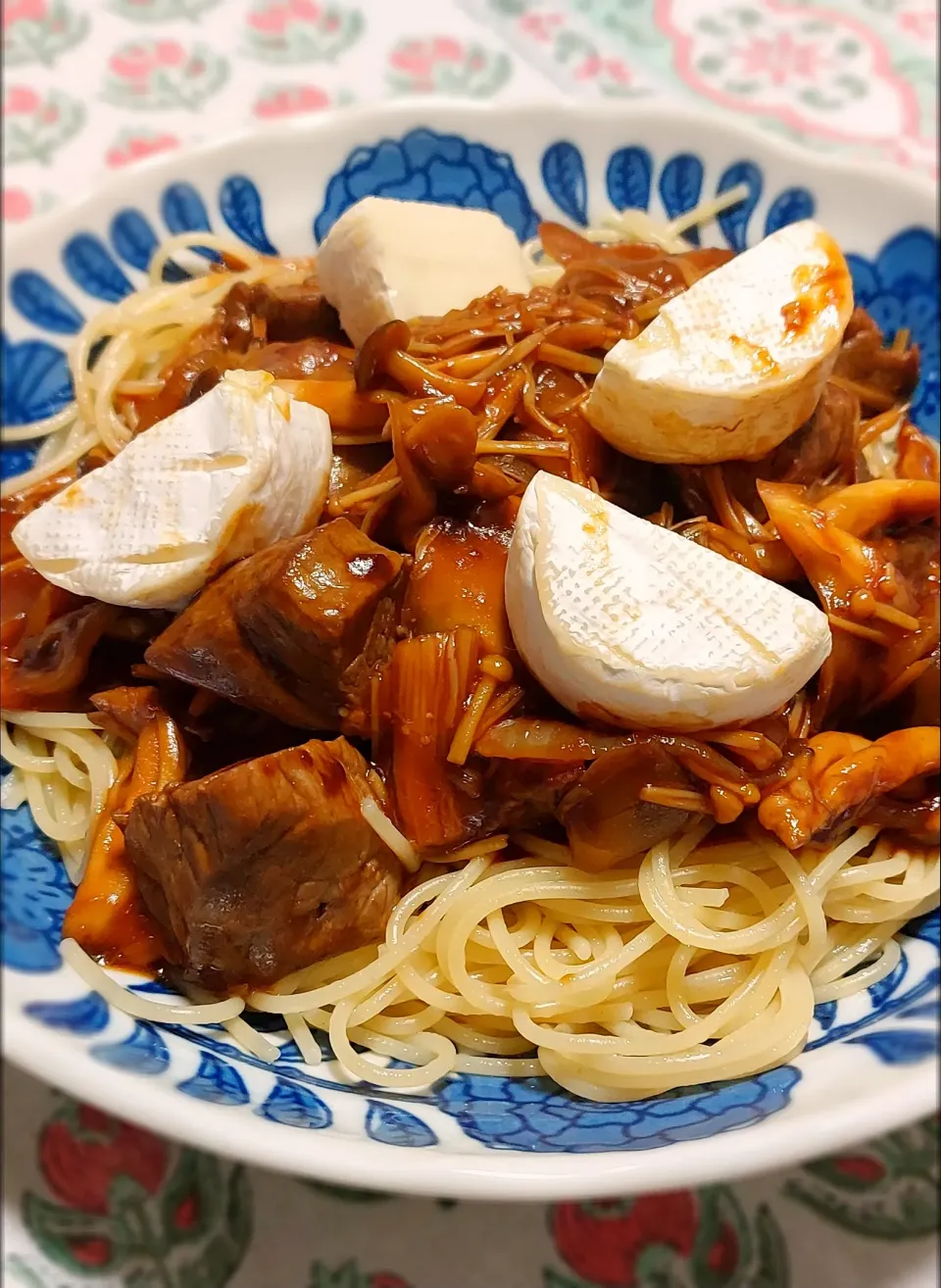 ゆきぽよ婆さんの！😋🍴💕
贅沢に丸々カマンベールチーズ＆デミソースパスタ|きつねさん