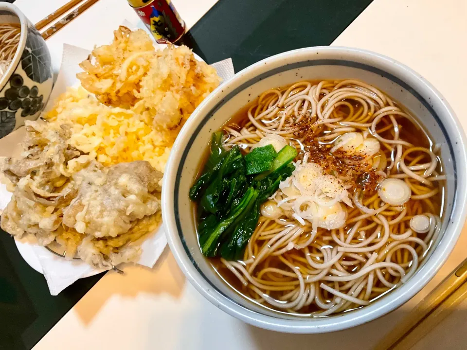 Snapdishの料理写真:海老と玉ねぎのかき揚げと舞茸の天ぷらで温かいお蕎麦
余った種は天かすに！
#天ぷらそば
#海老と玉ねぎのかき揚げ
#舞茸の天ぷら
#お家でお蕎麦|Takeshi  Nagakiさん