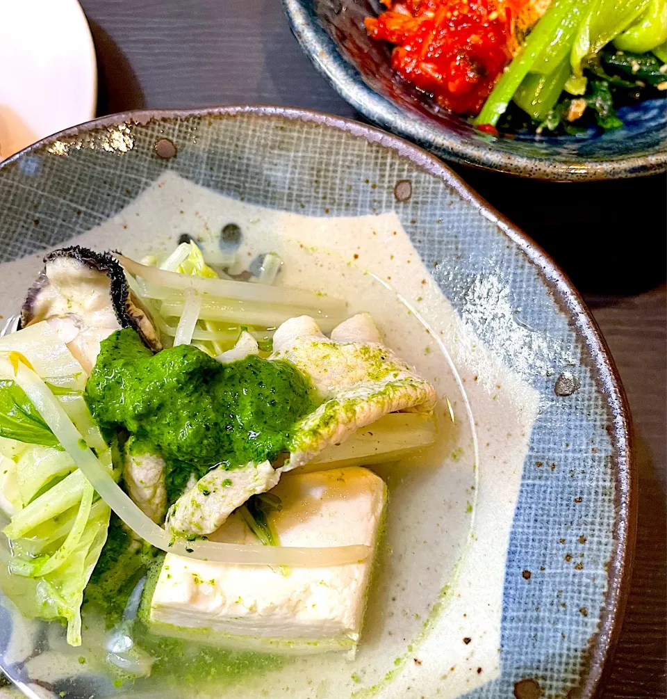 バセリソースで食べる豆腐、牡蠣、豚肉、白菜、水菜、椎茸の水炊き鍋〜🍲|てるみさん