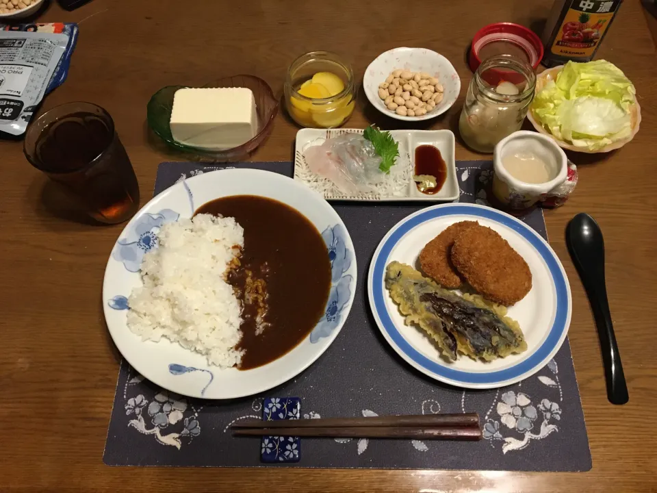 カレーライス、コロッケ、ナス天、天然ひらめお造り、冷奴、サラダ、沢庵、炒り豆、烏龍茶、森永マミーの寒天(夕飯)|enarinさん