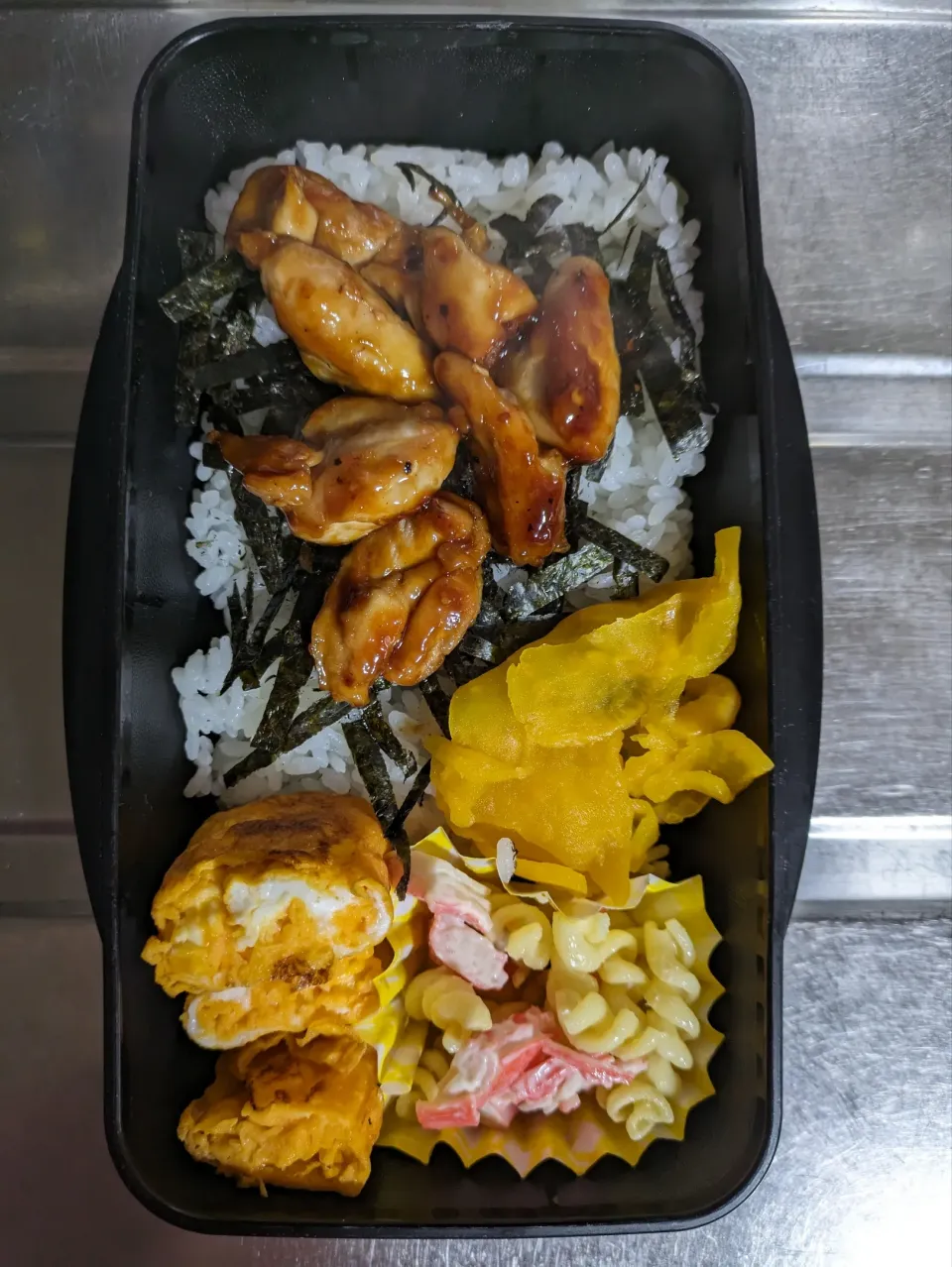 旦那弁当　2024/2/4

焼き鳥丼
玉子焼き
マカロニサラダ|ユキヨメ♪さん