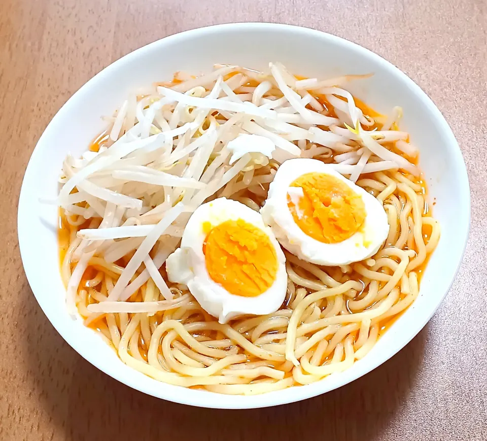 Snapdishの料理写真:もやしと卵で、ラーメン🍜|ナナさん