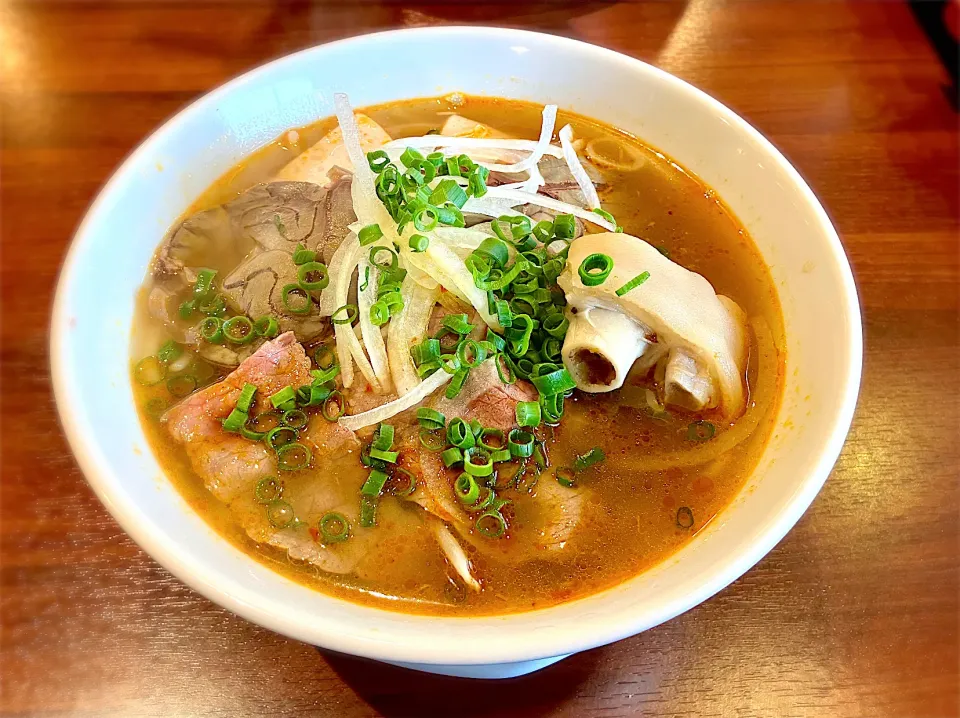 BUN BO HUE   牛肉のブン  フエ風なのでチョイピリ辛  ベトナムの方たちに囲まれてたべるベトナム料理はまた一味違います|リフルシャッフルさん