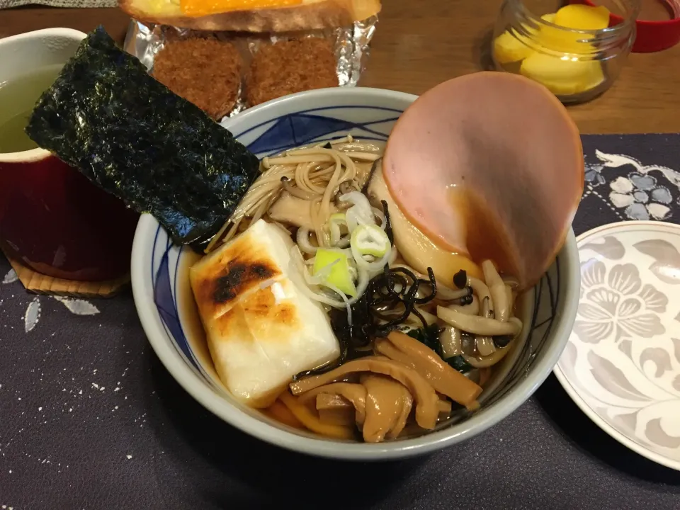 具沢山うどん、コロッケ、チーズトースト、沢庵、熱い日本茶(昼飯)|enarinさん