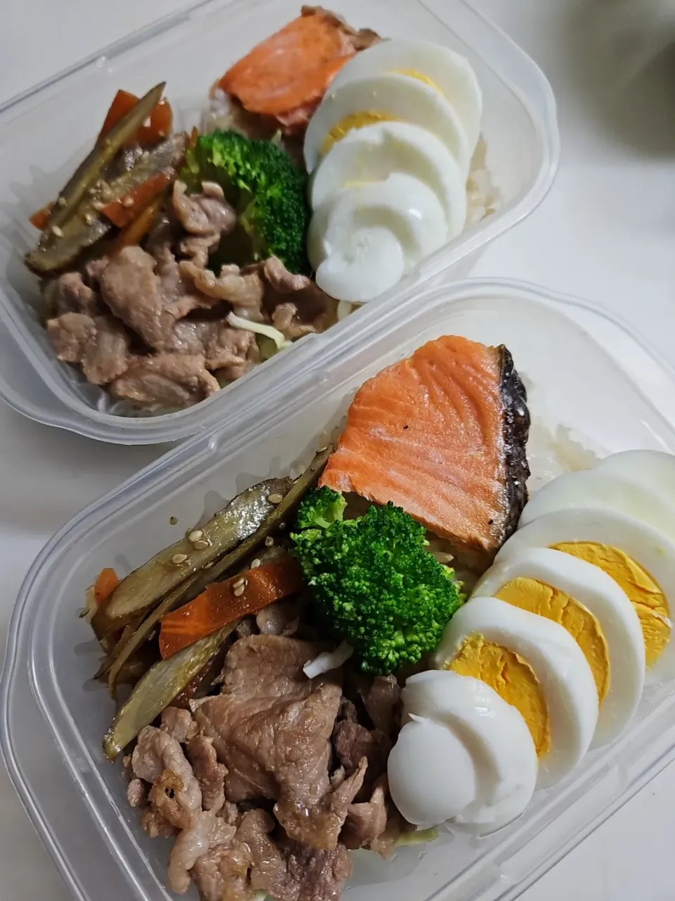 ☆ダイエット弁当☆玄米入りごはん、鮭、茹で卵、ブロッコリー、豚肉生姜焼、金平牛蒡、キャベツ。茹で卵冷凍は食感変わります。|ｼｮｺﾗさん