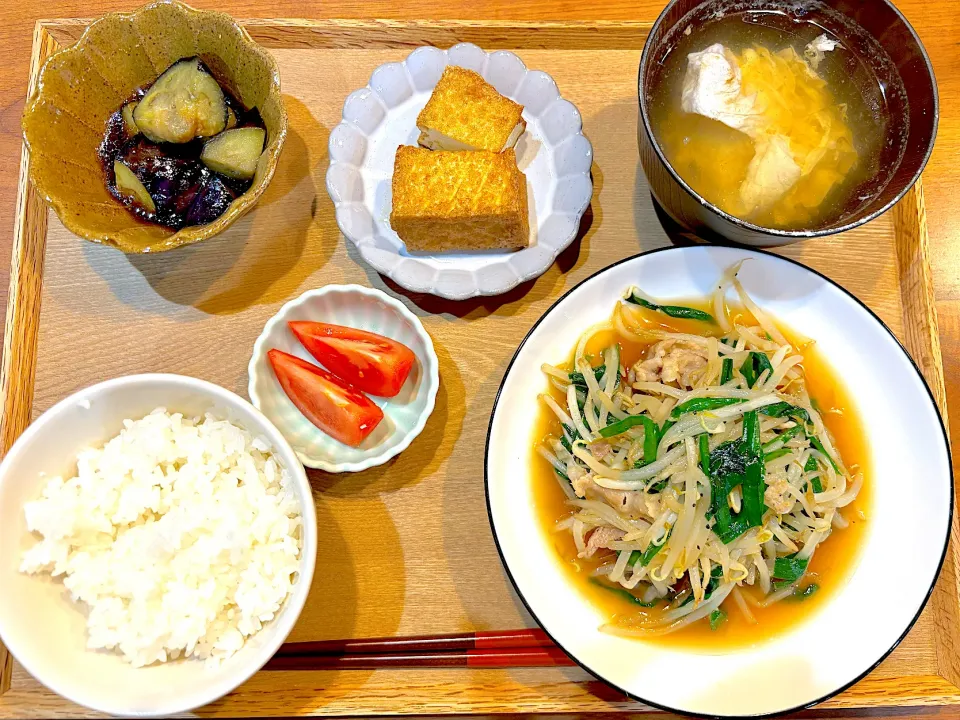 Snapdishの料理写真:今日のご飯(ニラもやし炒め、厚揚げ、茄子の焼き浸し、トマト、玉吸い)|cocomikaさん