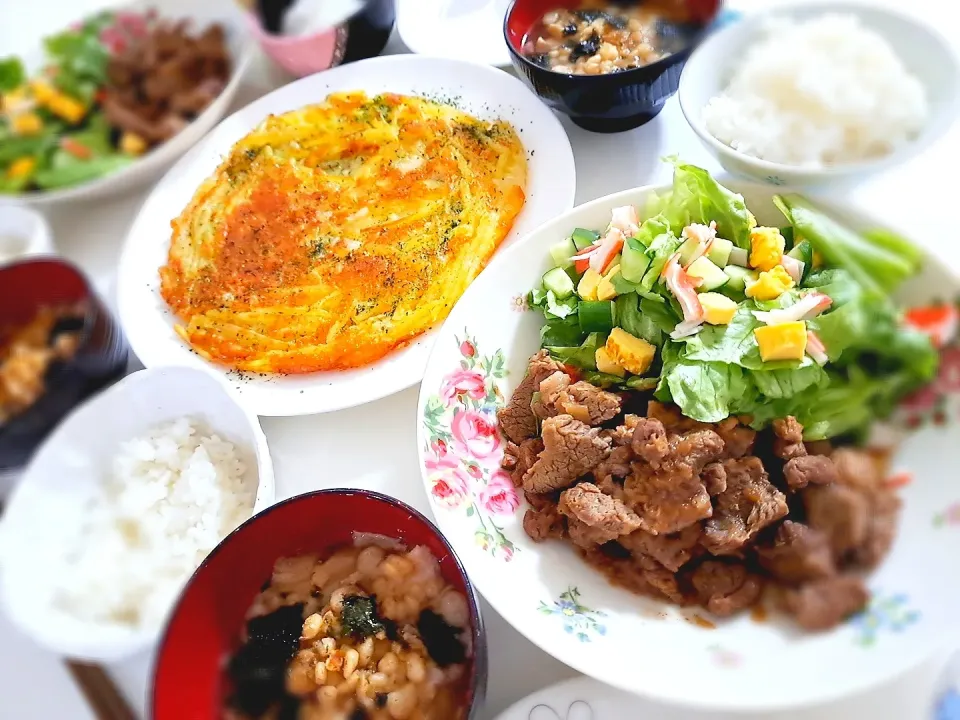 夕食(,,>᎑<,,)
サイコロステーキ＆サラダ🥗
おもちチーズガレット
イカ刺し
お雑煮|プリン☆さん