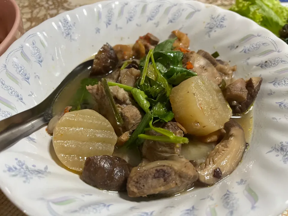 タイ🇹🇭バンコクのラプラオのタイ料理研究家竹下ワサナさん(今は家で教えるんじゃなくてInstagramでのオンラインレッスンのみ)の家でタイ料理色々な野菜とスペアリブ煮込み
やっぱりプロ　すごく美味しかったですよ　初めて食べた|Mikoshiba Kazutoshiさん