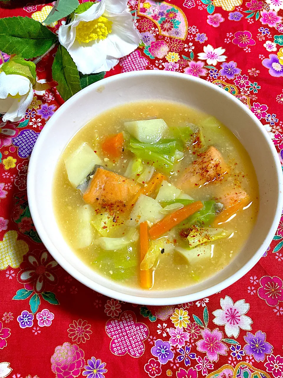 Snapdishの料理写真:鮭🐟と野菜の味噌スープ❄️|ringonamaさん