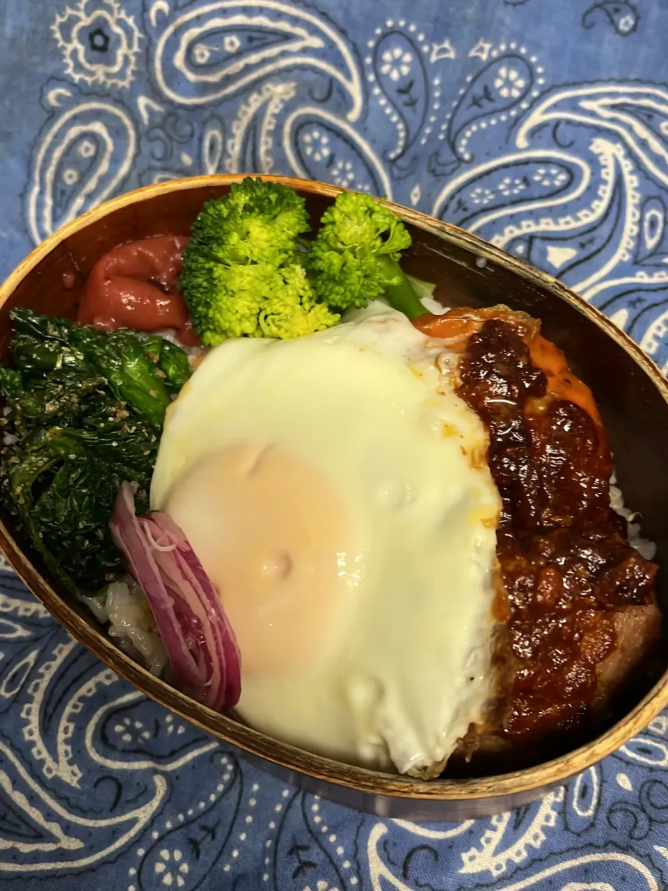 ロコモコ丼、ほうれん草胡麻和え、梅、紫玉ねぎのマリネ|ちあぽんさん