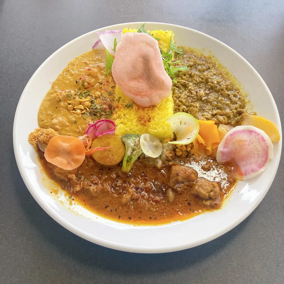 Snapdishの料理写真:渾身のチキンカレー　　　　　　　　　　豚バラの生姜と鰹節香る和風カレー　　　小海老ぷりぷりピーナッツバターのマサラ3種のあいがけ|ちゃみこさん