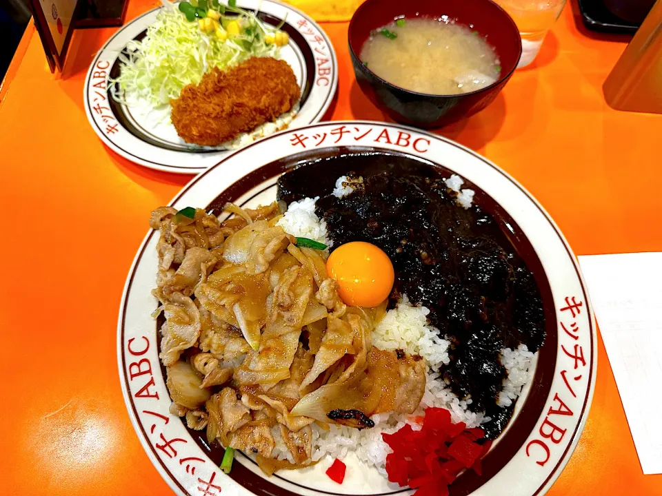 Snapdishの料理写真:オリエンタルライスに黒カレーセットクリームコロッケ|マハロ菊池さん