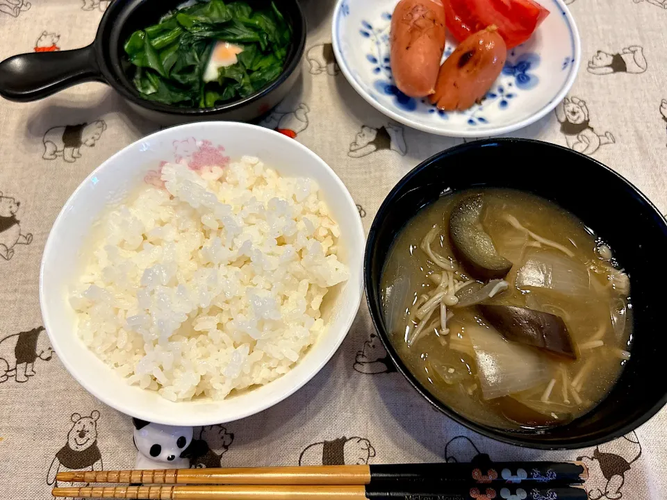 茄子と玉ねぎの味噌汁とポパイエッグの朝ごはん|こずりんさん